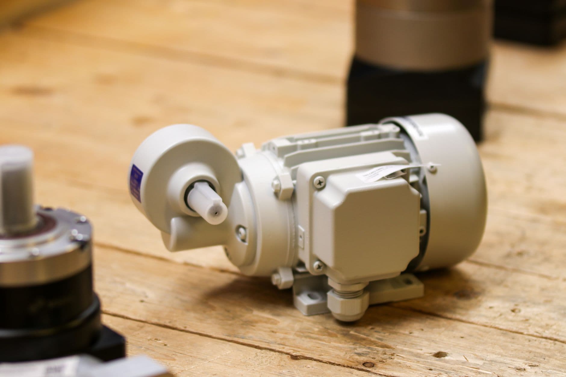 Motor eléctrico con reductor apoyado sobre un banco de trabajo de madera