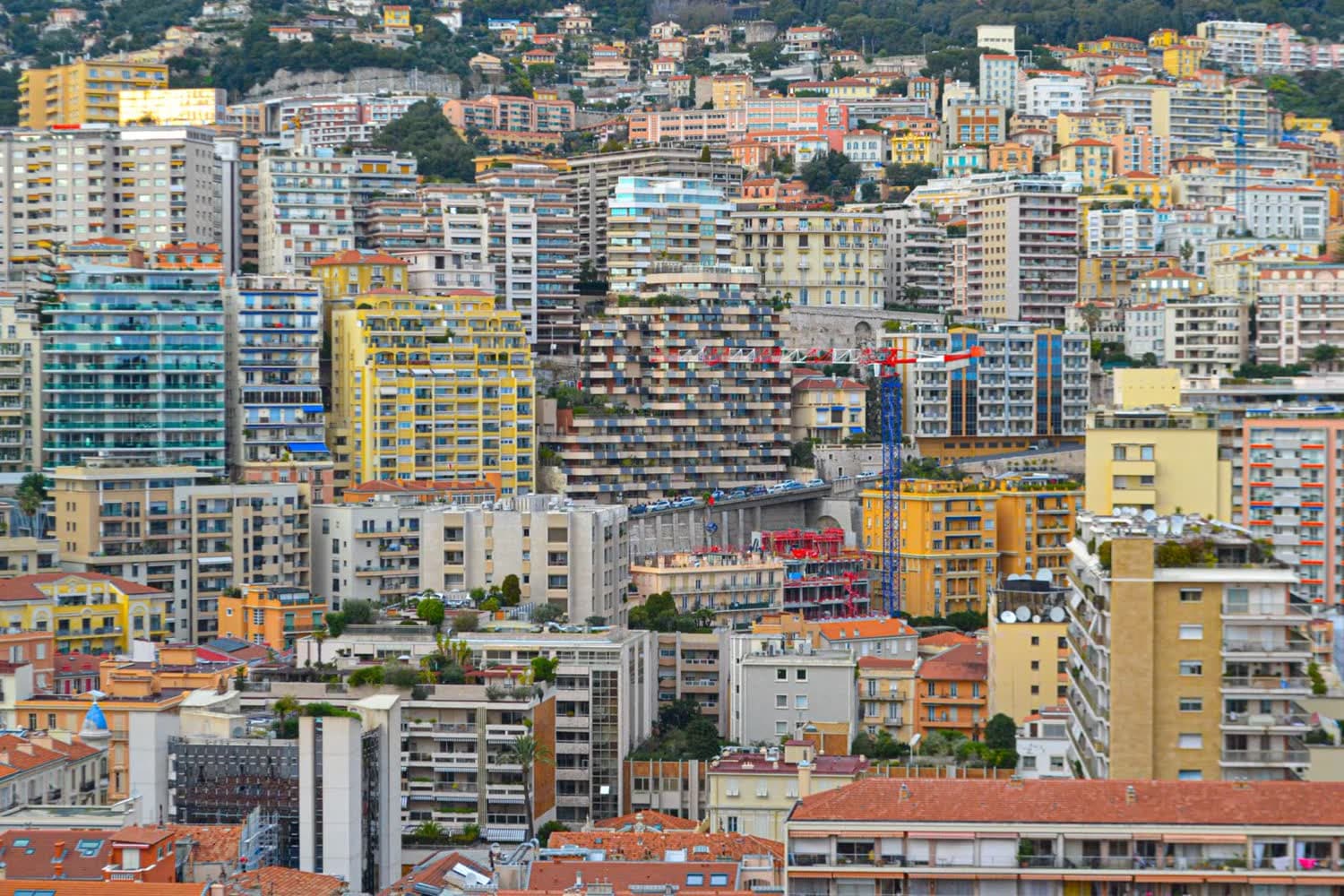 Vista aérea de una ciudad densa con bloques de viviendas en ladera