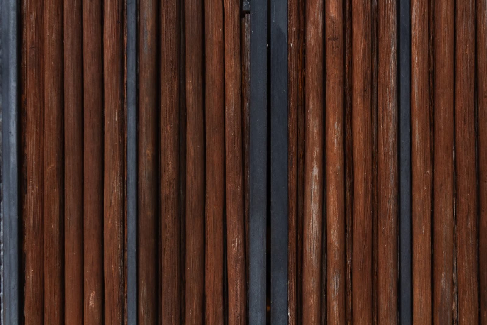 Textura de listones verticales de madera oscura vistos de cerca